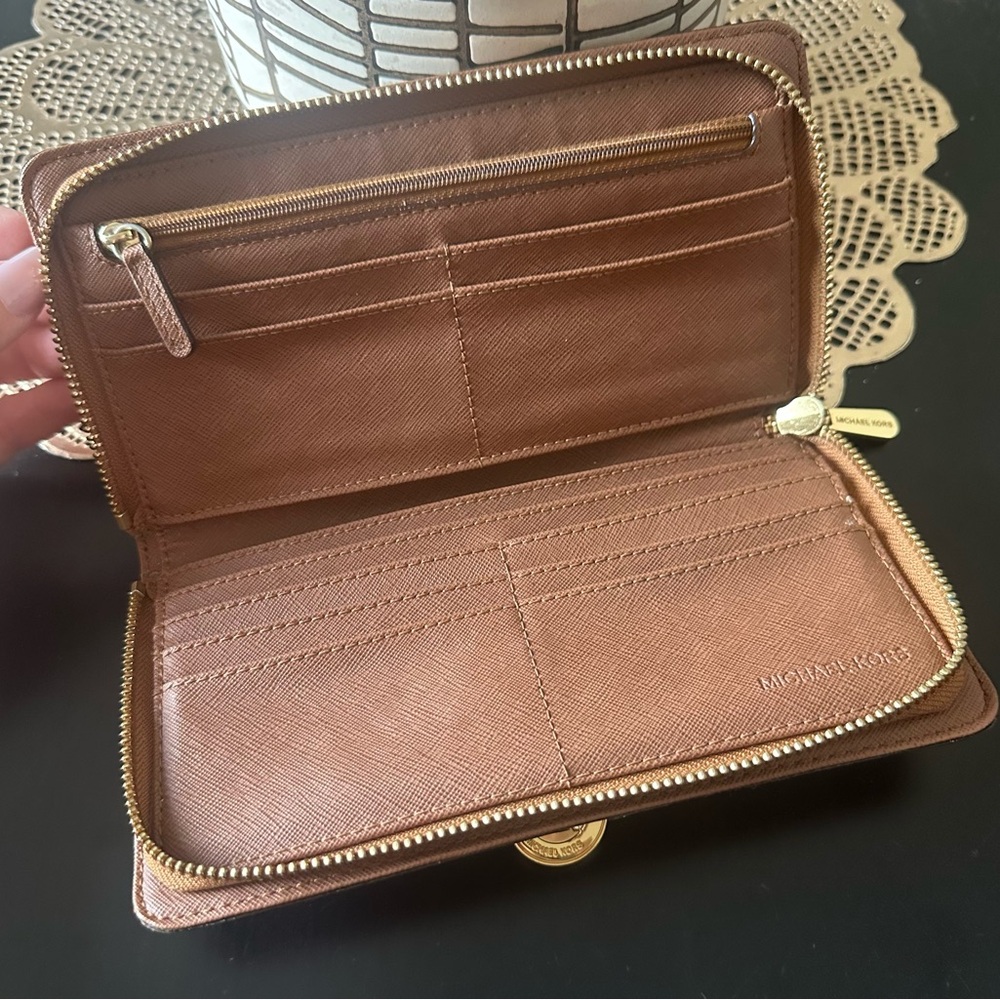 Michael Kors Tan Wallet with Gold Zipper - Picture 2 of 5